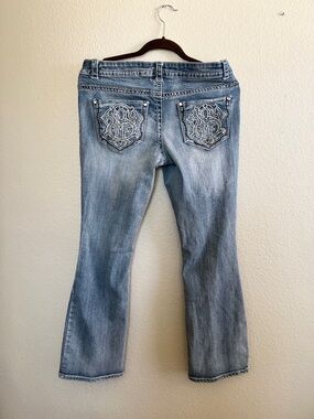 Vintage Embroidered Back-Pocket Light Wash Women’s Jeans
